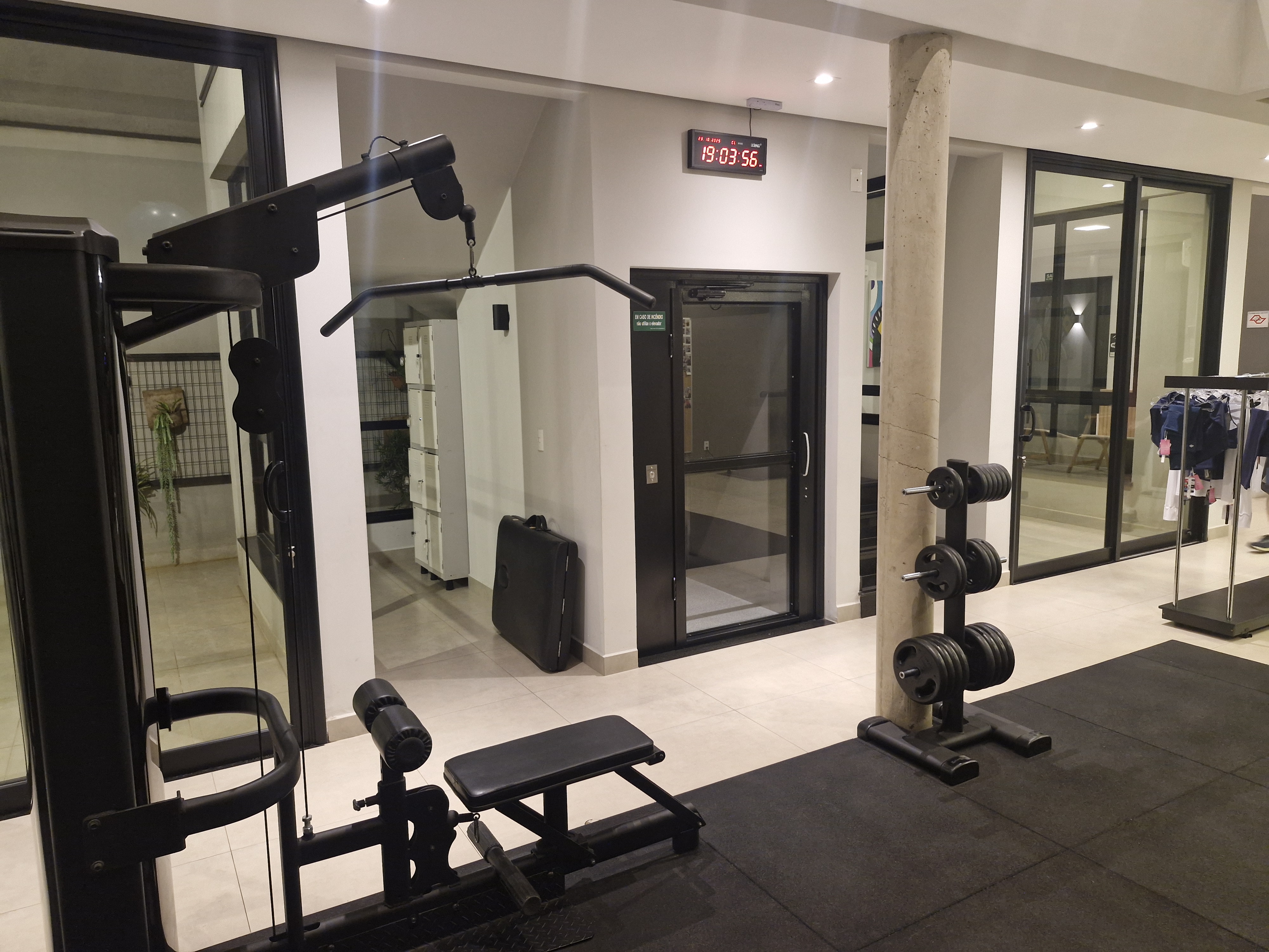 Armários vestiário e elevador acessível Instituto Flávia Magalhães - Acessibilidade total